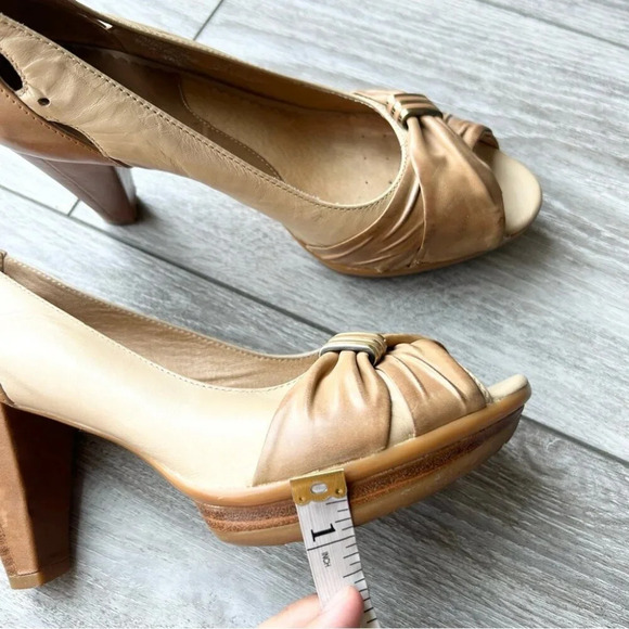 Blondo Tan Ivory Contrasting Colour Leather Peep Toe  Cutout Platform Pumps - Picture 14 of 16